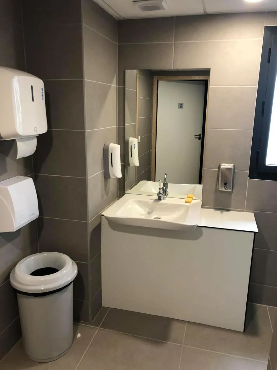 Sanitaires accessibles PMR du Pôle Santé de Jacou